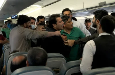 دبئی سے اسلام آباد آنے والی پی آئی اے پرواز میں ہنگامہ، 7 مسافر پولیس کی تحویل میں