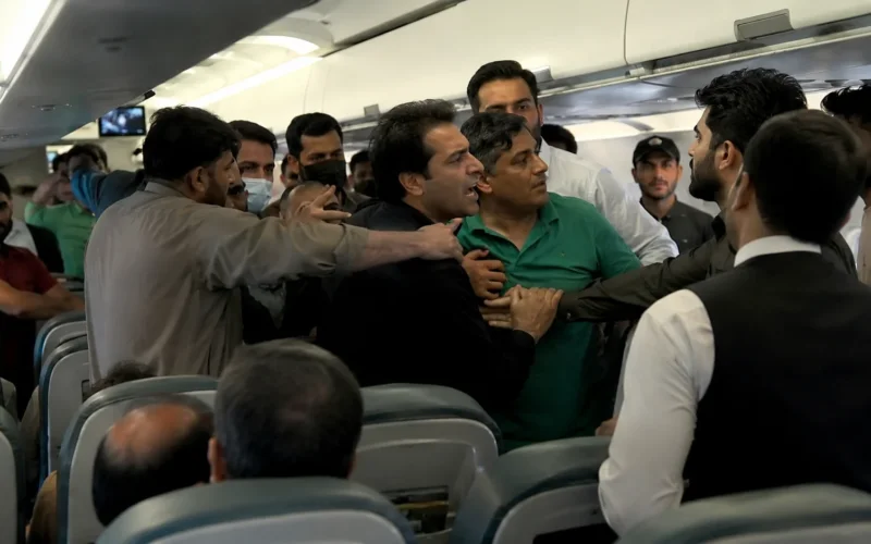دبئی سے اسلام آباد آنے والی پی آئی اے پرواز میں ہنگامہ، 7 مسافر پولیس کی تحویل میں